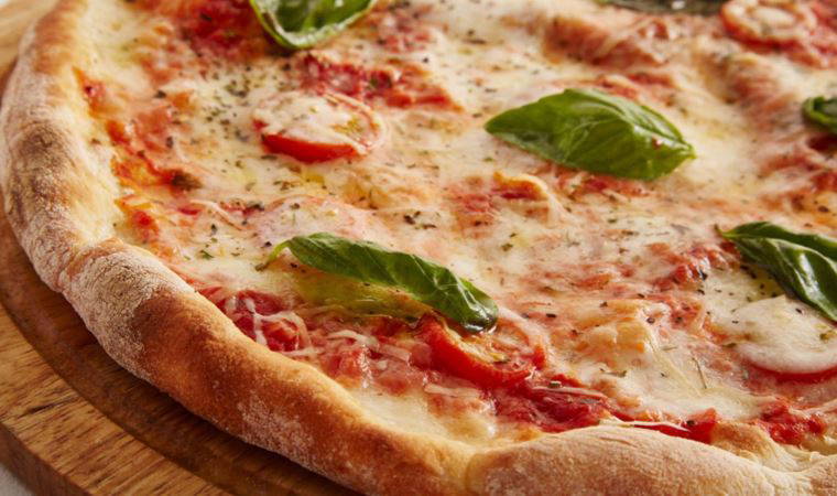 Guinness Rekorlar Kitabı'na girdi: Bin peynirli pizza