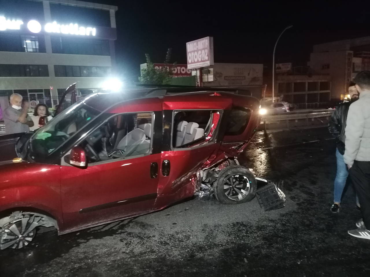 Makas atmaya kalktı zincirleme kazaya sebep oldu