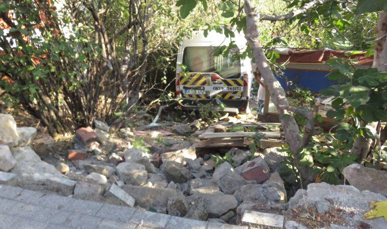 Üsküdar'da okul servisi bir evin bahçesine girdi; hostes yaralandı