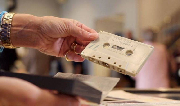 John Lennon'ın hiç bilinmeyen şarkısını kaydettiği kaset açık artırmada 58 bin 300 dolara satıldı