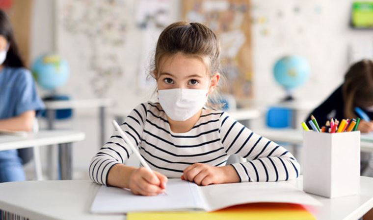 Uzmanı uyardı: Çocukları okulda salgından korumanın yolu aşıdan geçiyor