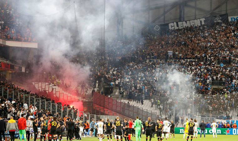 Marsilya - Galatasaray maçında meşaleler nedeniyle oyun durdu