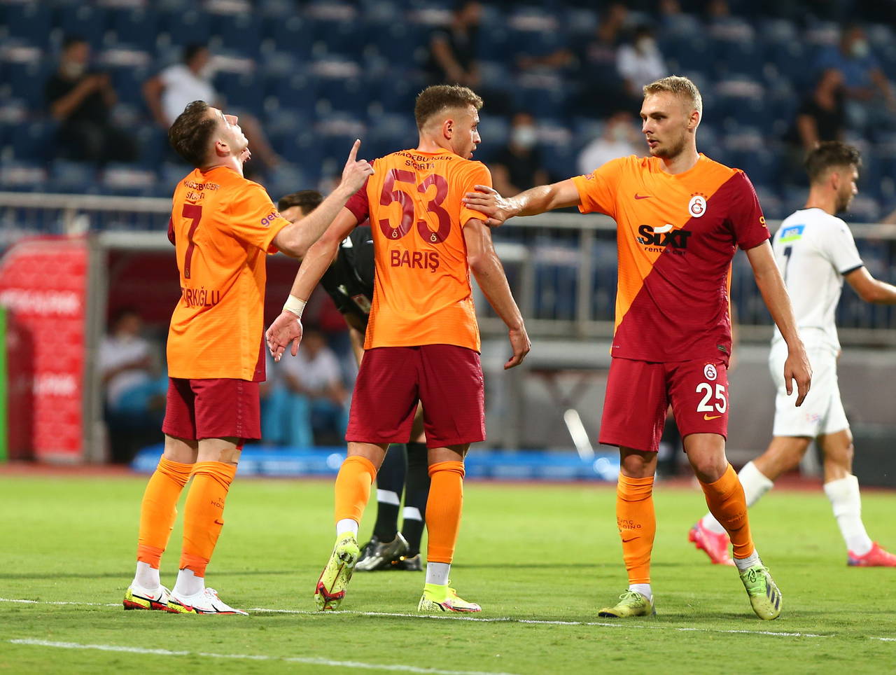 Galatasaray'da hedef 6 numara, yerli kaleci ve kanat oyuncusu