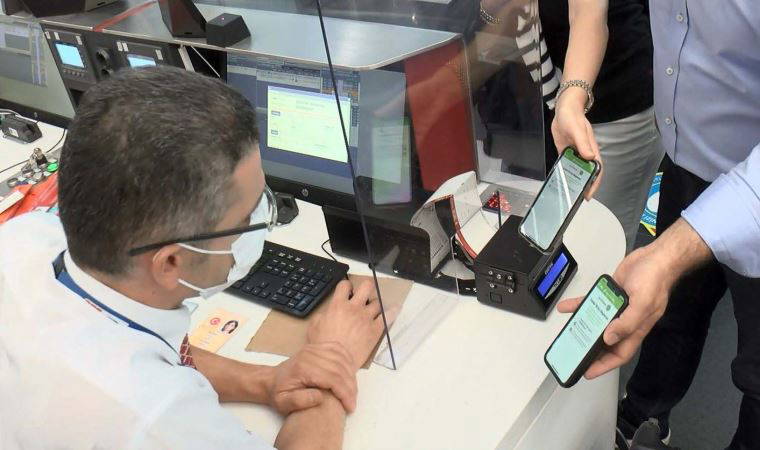 Balayına gidecekti; eksik aşı nedeniyle uçağa alınmadı