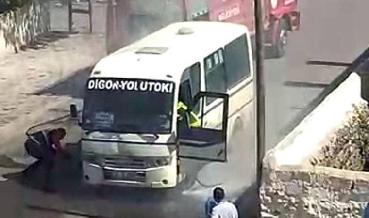 Park halindeki minibüs alev alev yandı