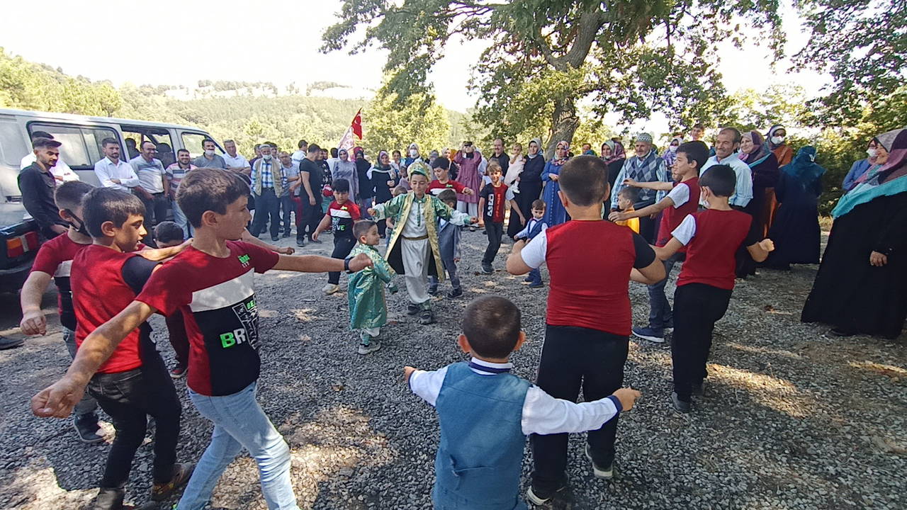 Böyle düğün konvoyu görülmedi...300 yıllık çanları görenler şaşkına döndü