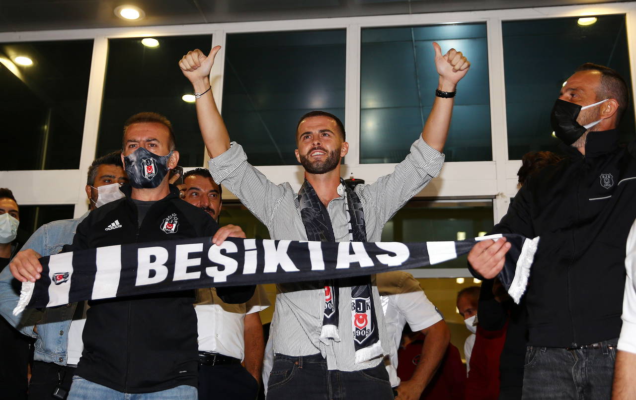 Beşiktaşlı taraftarlardan Pjanic'e 'İzmir Marşı' eşliğinde karşılama