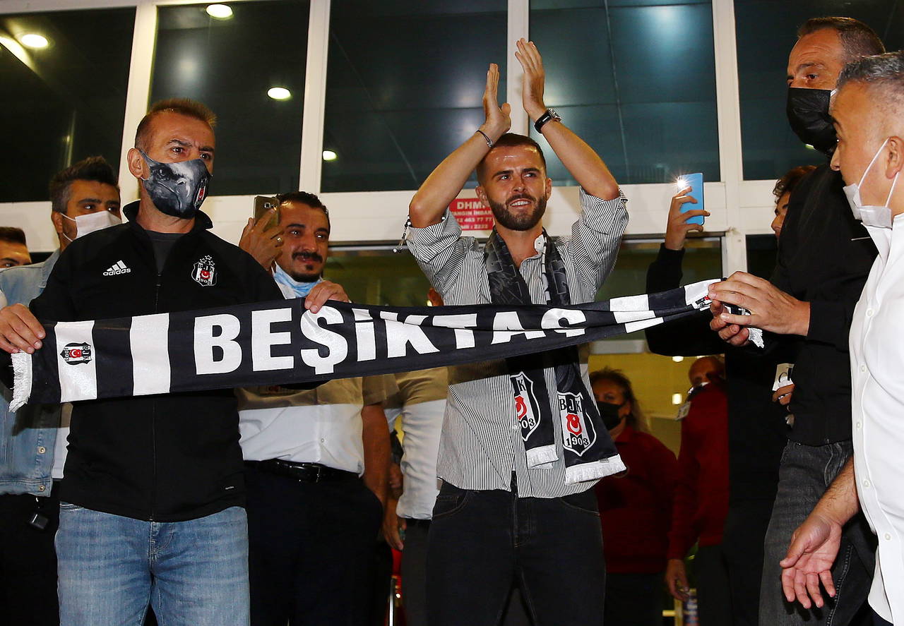 Beşiktaşlı taraftarlardan Pjanic'e 'İzmir Marşı' eşliğinde karşılama