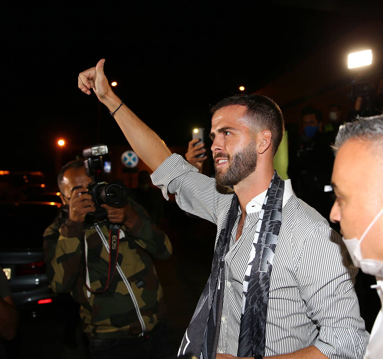 Beşiktaşlı taraftarlardan Pjanic'e 'İzmir Marşı' eşliğinde karşılama