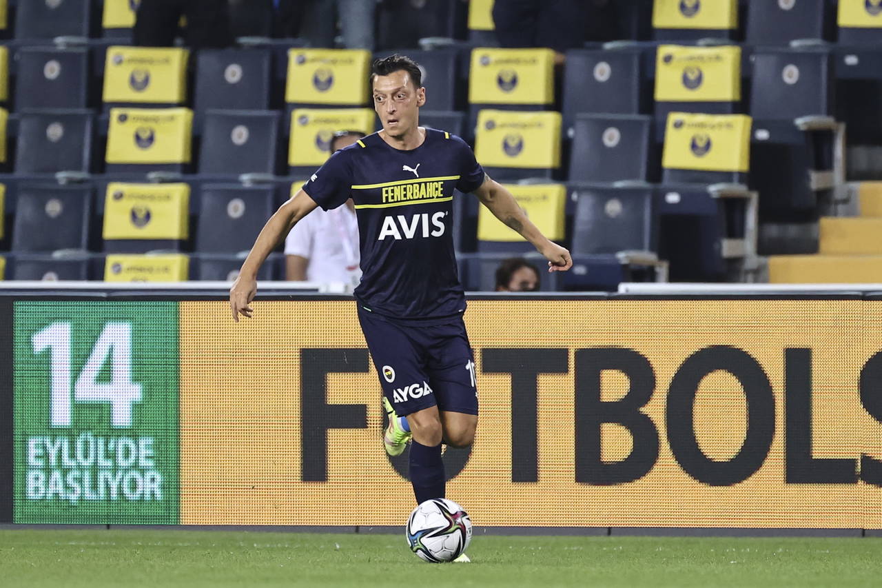 Mesut Özil'in Fenerbahçe'de mutsuz olduğu iddia edildi