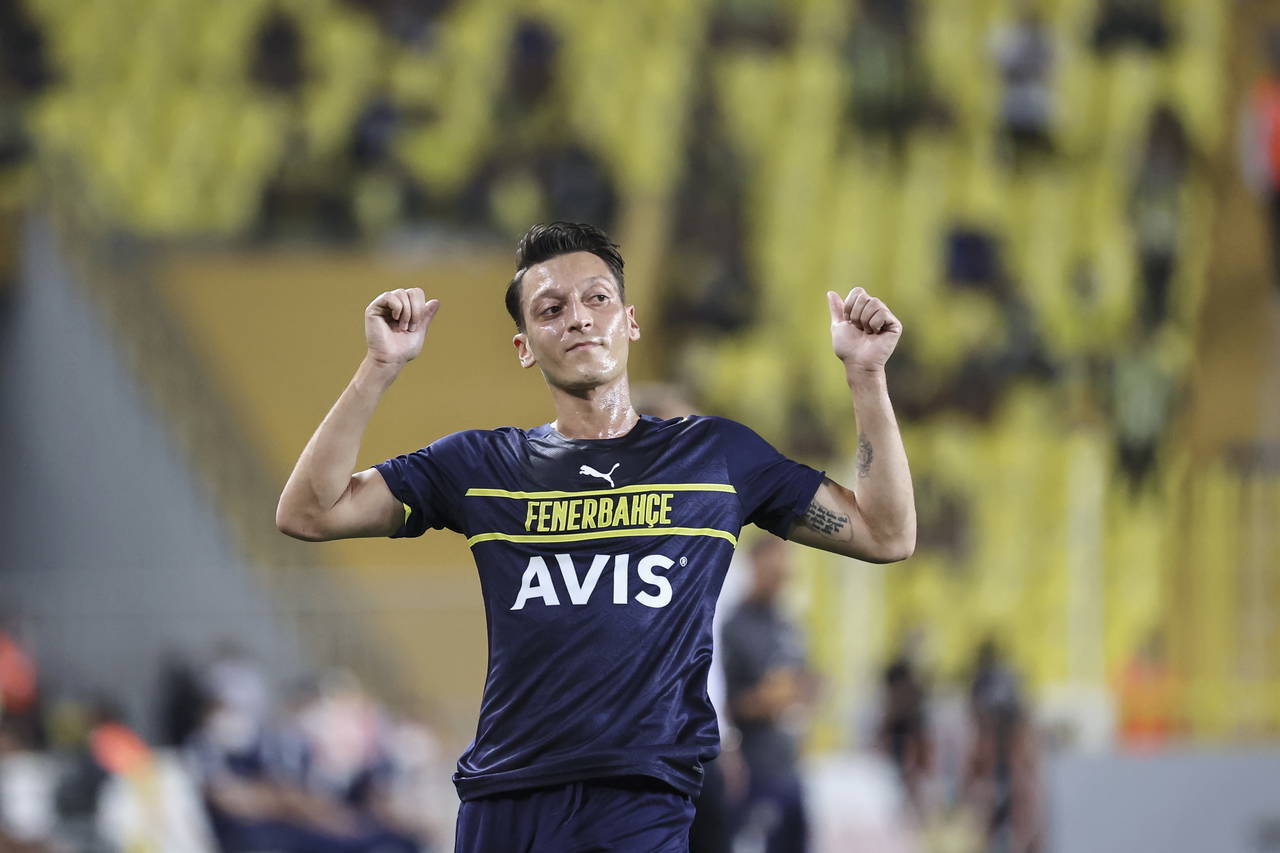 Mesut Özil'in Fenerbahçe'de mutsuz olduğu iddia edildi