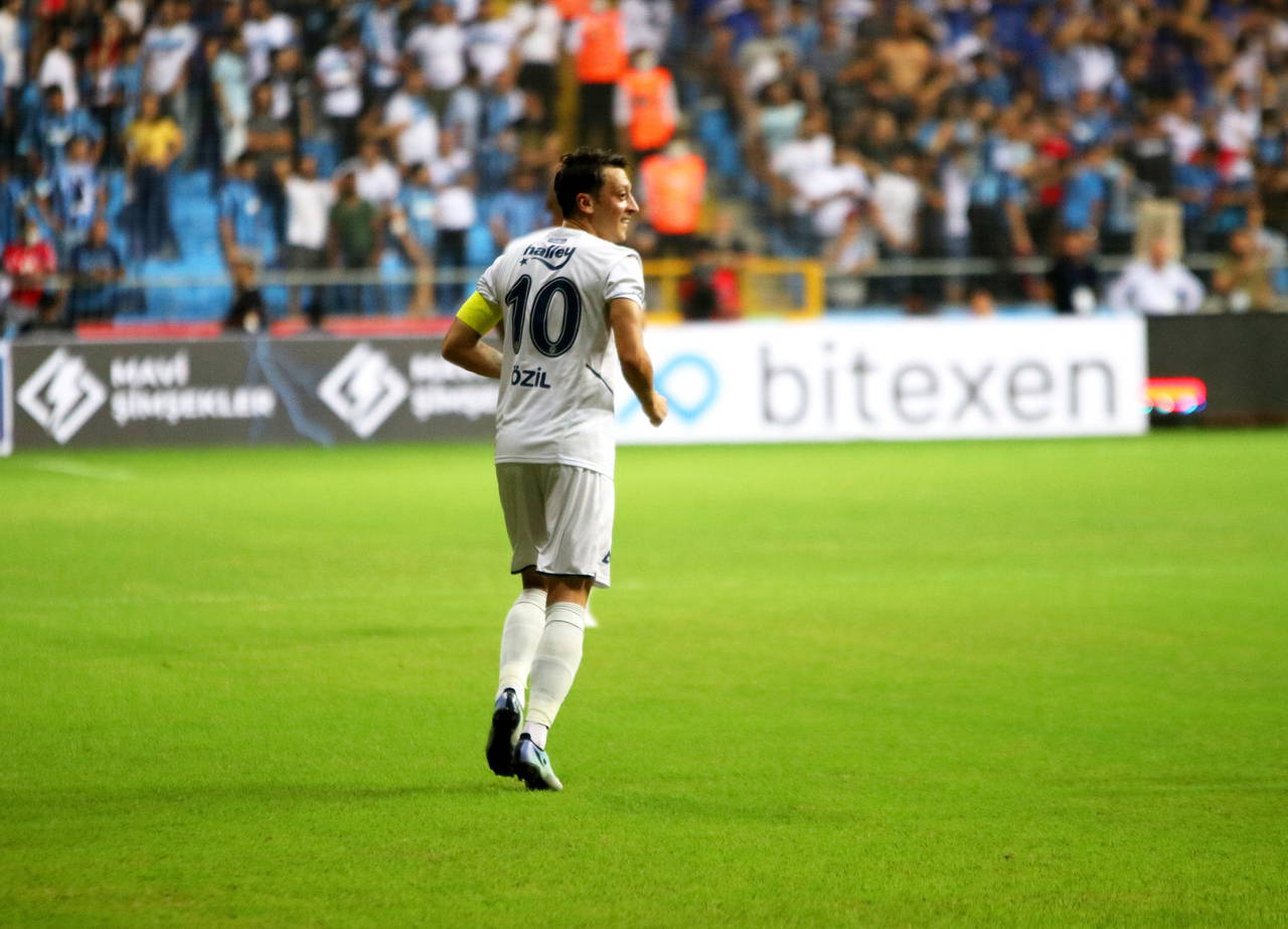 Mesut Özil'in Fenerbahçe'de mutsuz olduğu iddia edildi