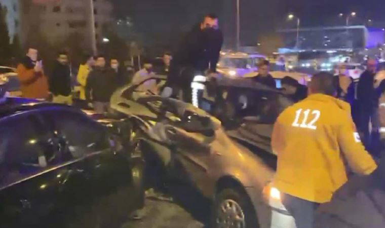 Yeni yılın ilk saatlerinde Beylikdüzü'nde feci kaza: Çok sayıda yaralı var