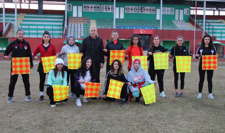 Kızlar futbol hakemi olmak için büyük çaba sarf ediyor