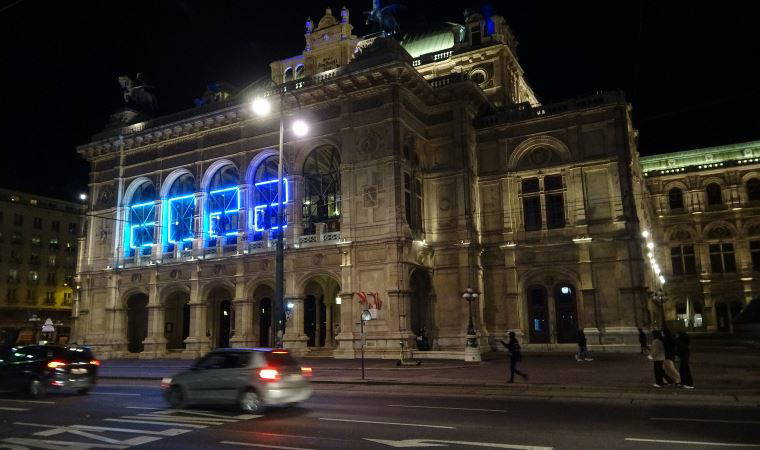 Avusturya’da yılbaşı kutlamalarında sosyal mesafe unutuldu