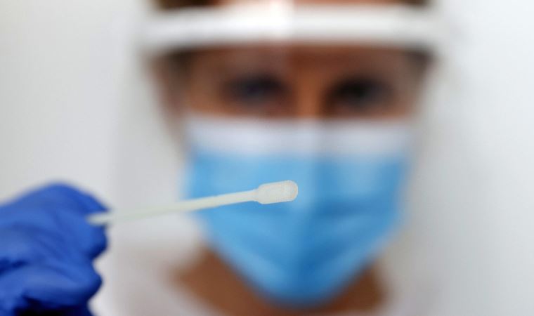 İngiltere’de Covid-19 semptomu göstermeyenler PCR testi yaptırmayacak