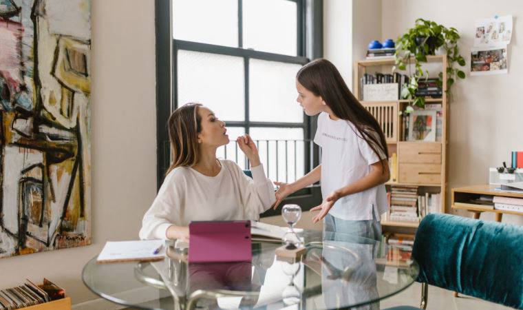 Çocukları yetişkinlikte 'daha az işlevsel hale getiren' 10 toksik ebeveyn davranışı