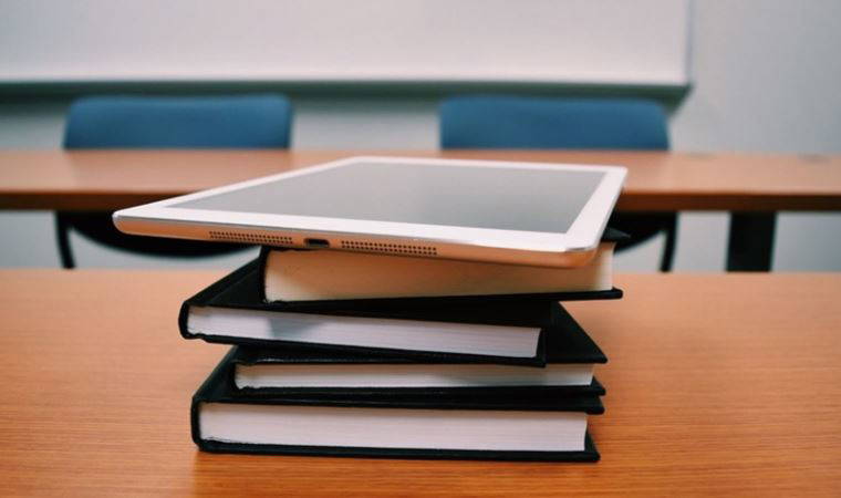 Lisede skandal: Cinsel içerikli filmde oynadığı öğrenilen öğretmenin görevine son verildi