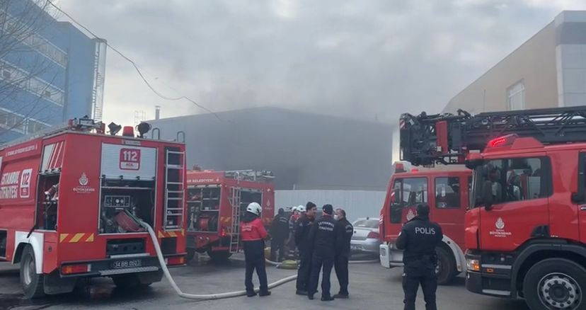 Pendik’te demir fabrikasında patlamanın ardından yangın çıktı