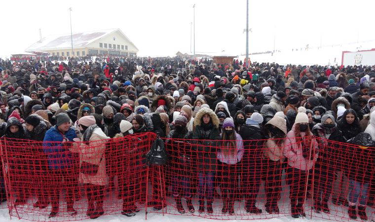 Soğuk hava nedeniyle sahneye çıkmayan Manuş Baba'ya hayranlarından tepki
