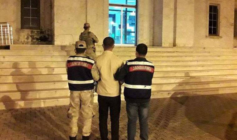 16 yıldır aranıyordu, yatak odasındaki gizli bölmede yakalandı