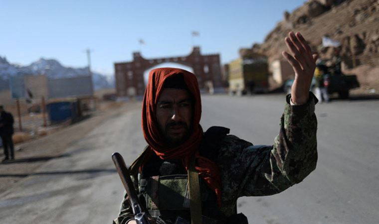 Taliban, müzik aletlerini yaktı: Müzisyen gözyaşlarını tutamadı