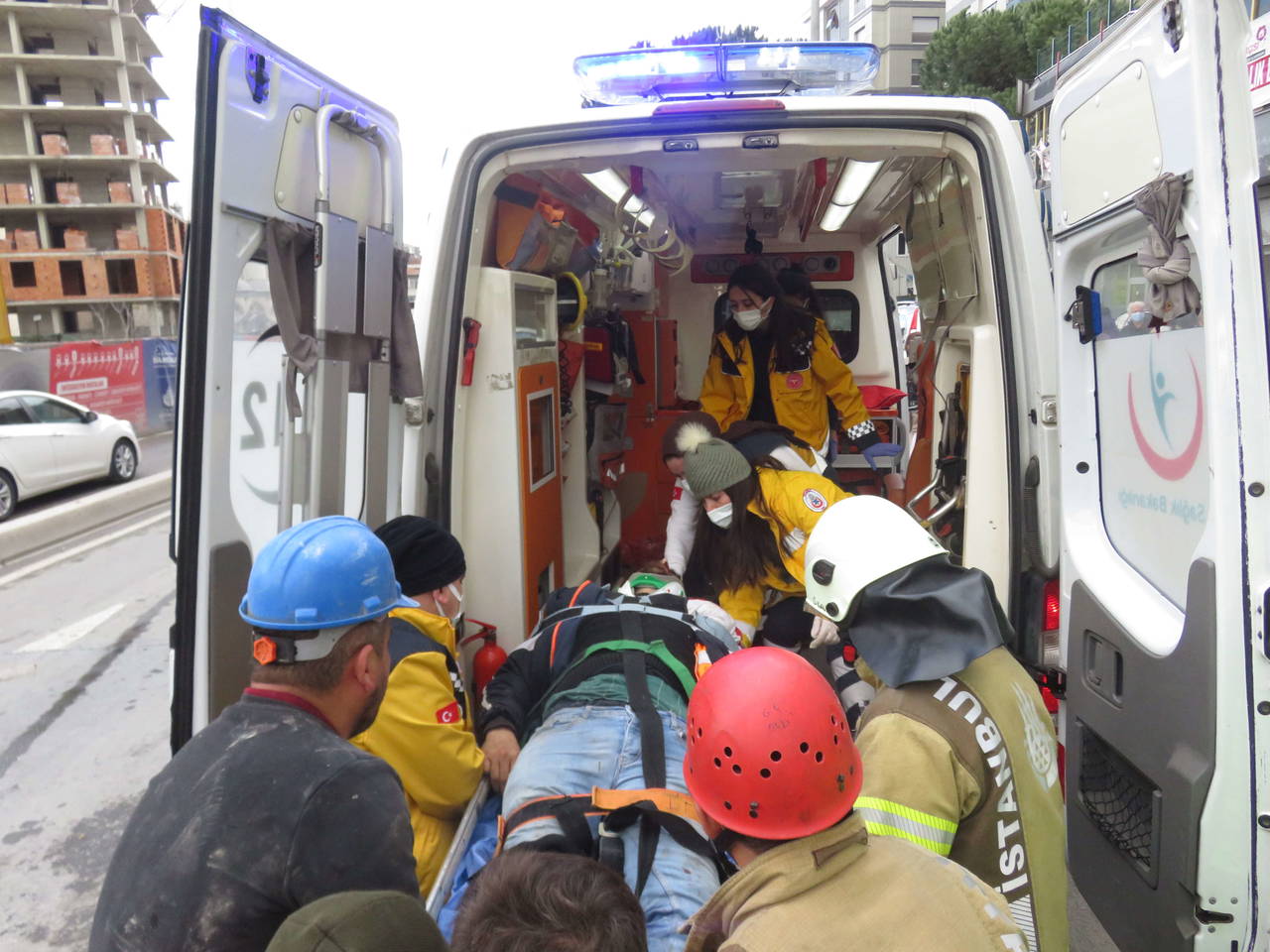 Metro inşaatında kullandığı iş makinesi ile birlikte 25 metreden düştü