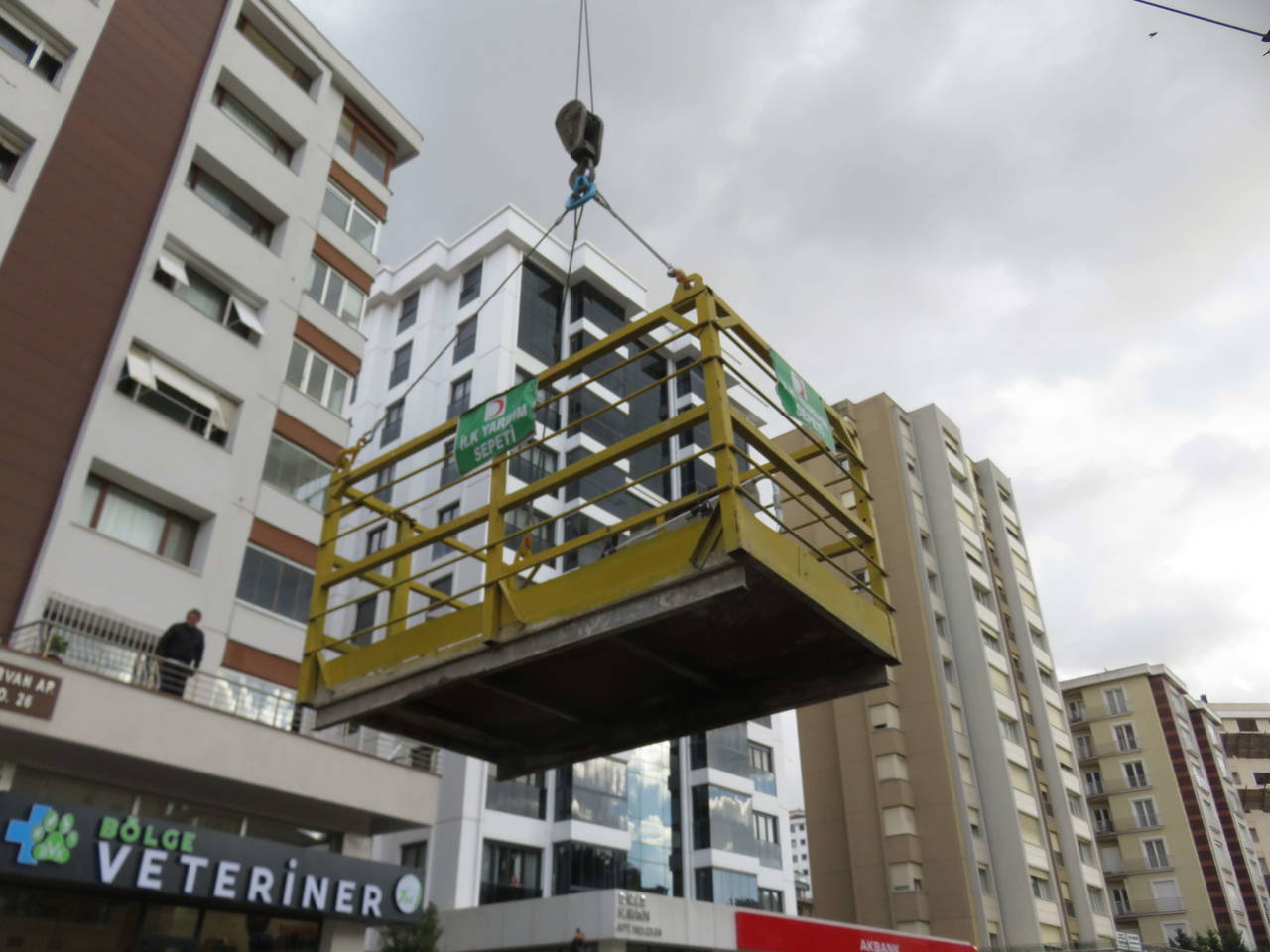 Metro inşaatında kullandığı iş makinesi ile birlikte 25 metreden düştü
