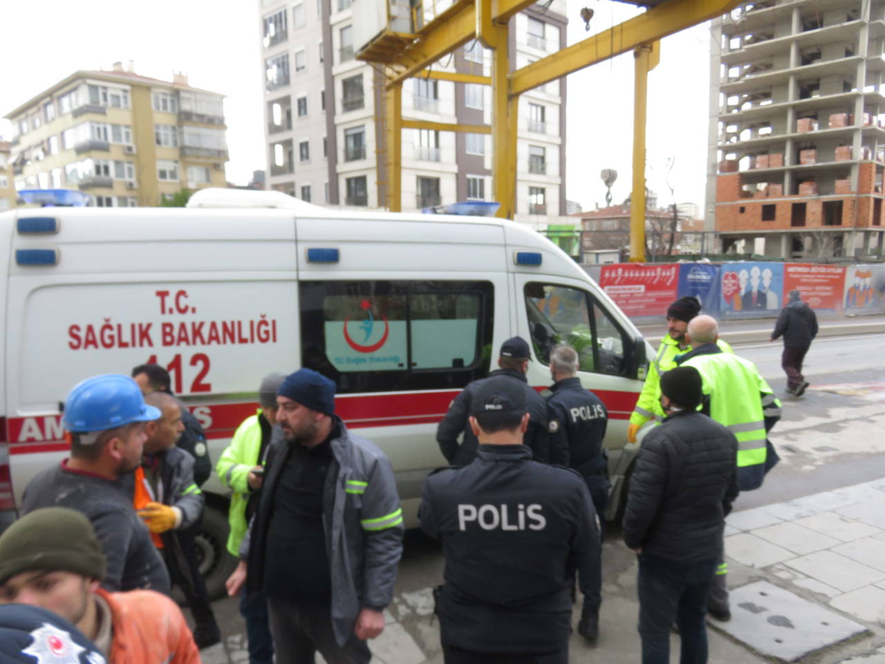 Metro inşaatında kullandığı iş makinesi ile birlikte 25 metreden düştü