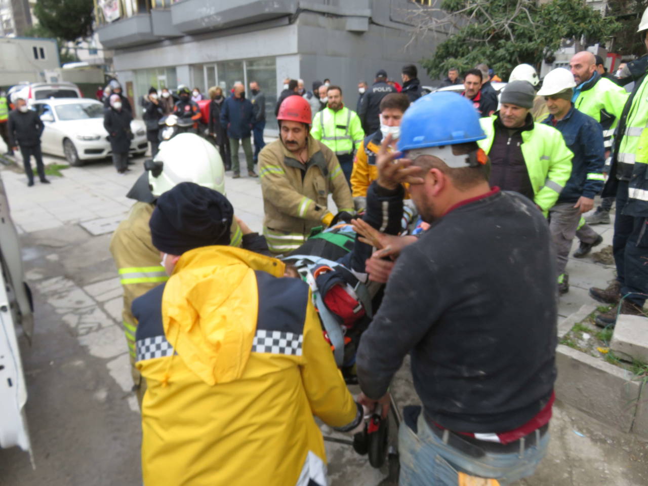 Metro inşaatında kullandığı iş makinesi ile birlikte 25 metreden düştü