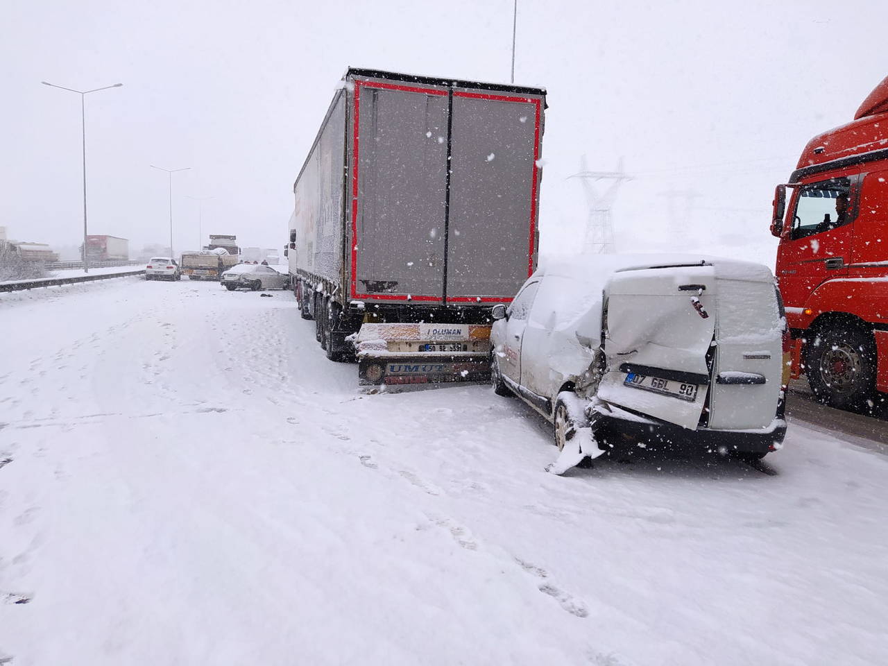 Bolu'da kar kazası: 24 araç birbirine girdi