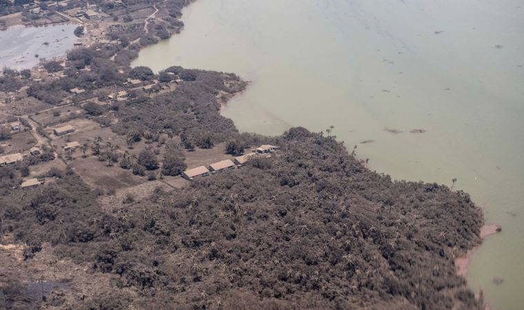 Tonga'da yanardağ patlaması sonrası kül yığını: Yardım uçakları başkentte havalimanına iniş yapamıyor