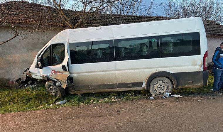 Servis minibüsü ile otomobil çarpıştı: 15 yaralı