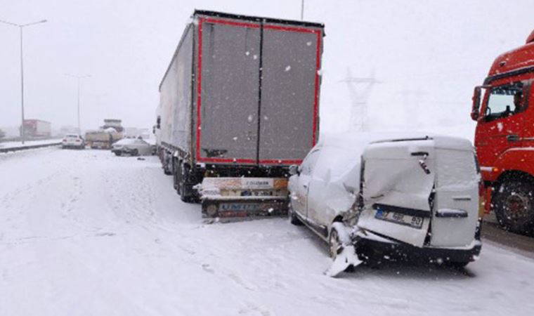 Bolu'da kar kazası: 24 araç birbirine girdi