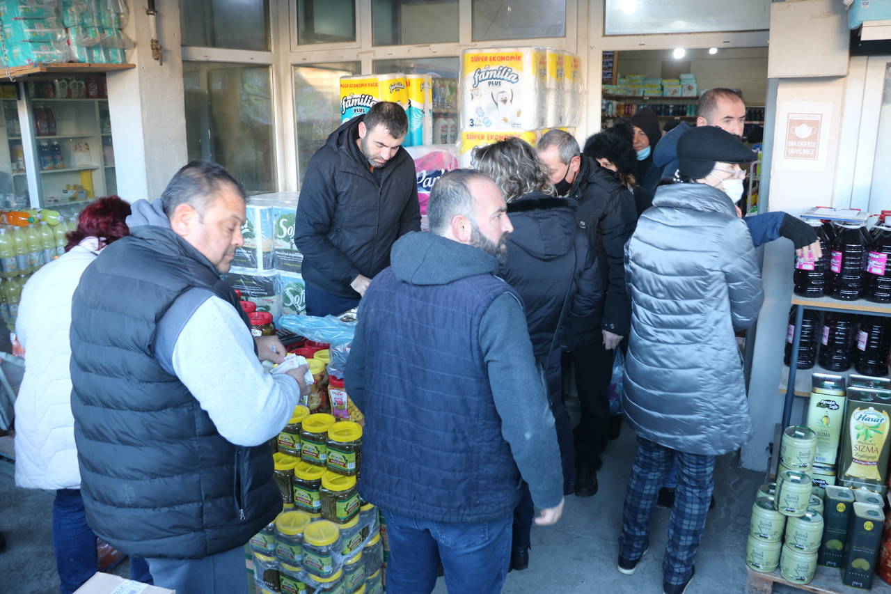 Edirne’de inanılmaz görüntü: Adeta birbirleriyle yarıştılar, bagajları doldurup ayrıldılar