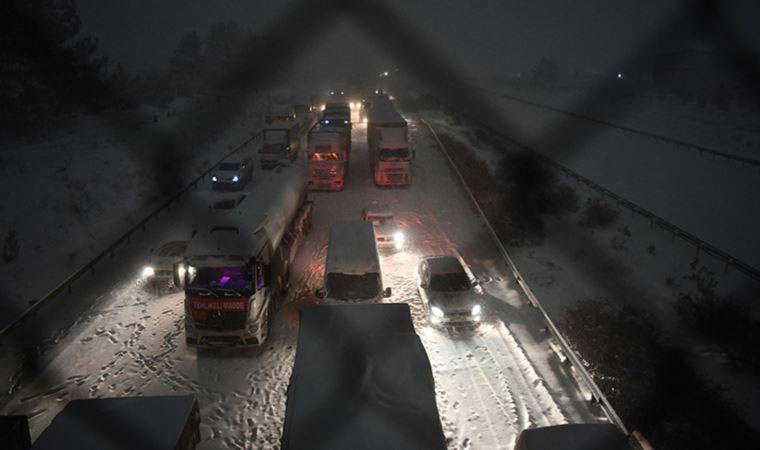 Gaziantep'te kar esareti: 900 araç mahsur