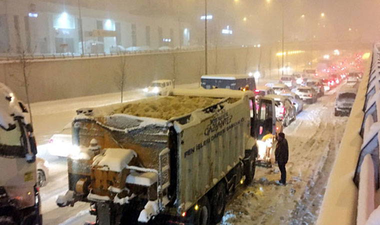 Gaziantep'te kar esareti: 900 araç mahsur