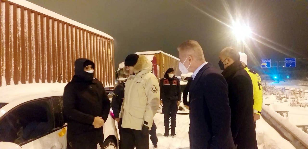 Gaziantep'te kar esareti: 900 araç mahsur