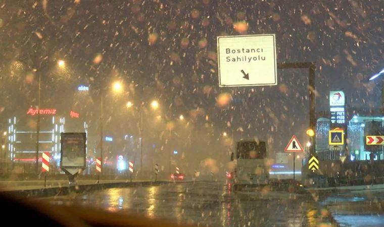 İstanbul'da kar yağışı etkisini artırdı