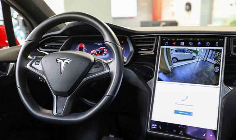 ABD'de Tesla sürücüsü, oto-pilotta yaptığı kazada ölüme neden olmakla suçlanıyor