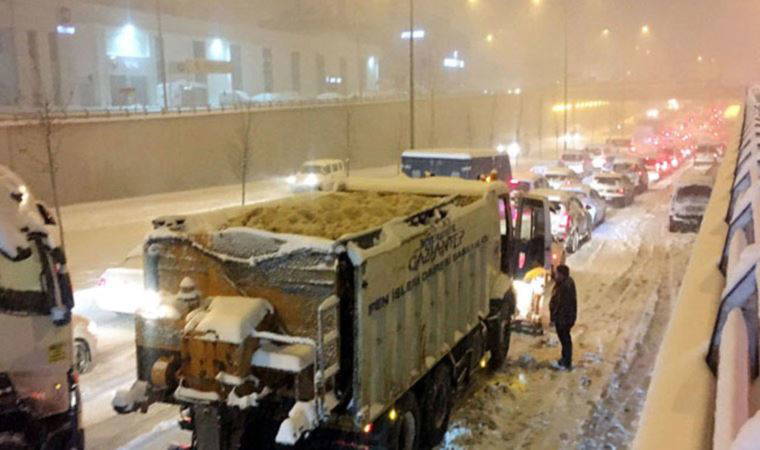 Gaziantep'te kar esareti: 900 araç mahsur
