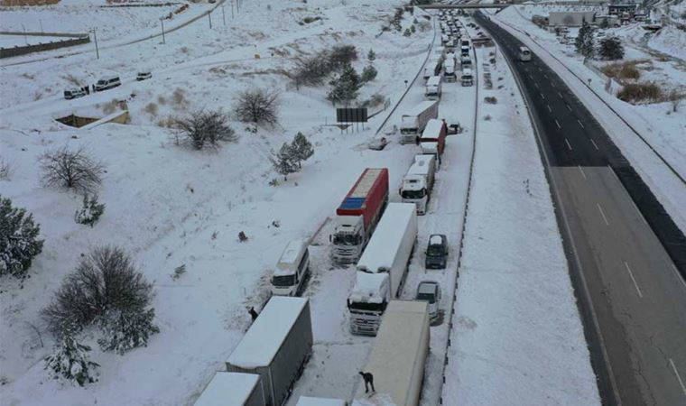 15 saat boyunca yolda kalan yurttaş isyan etti: 'Aileler perişan'