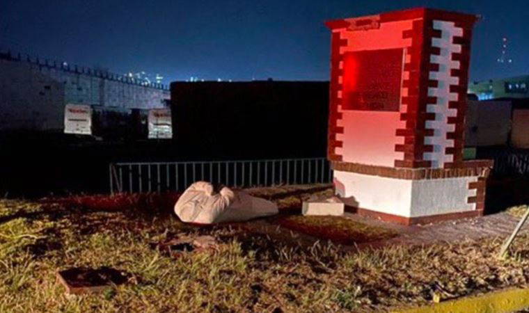 Heykeli yıkıp kafasını kopardılar