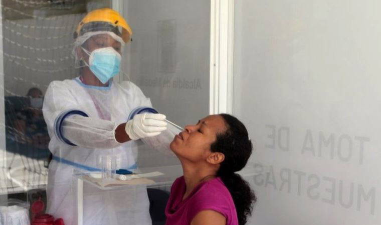 Koronavirüs ve Omicron varyantı: Virüsün bulaşıcılığı ne kadar sürüyor?