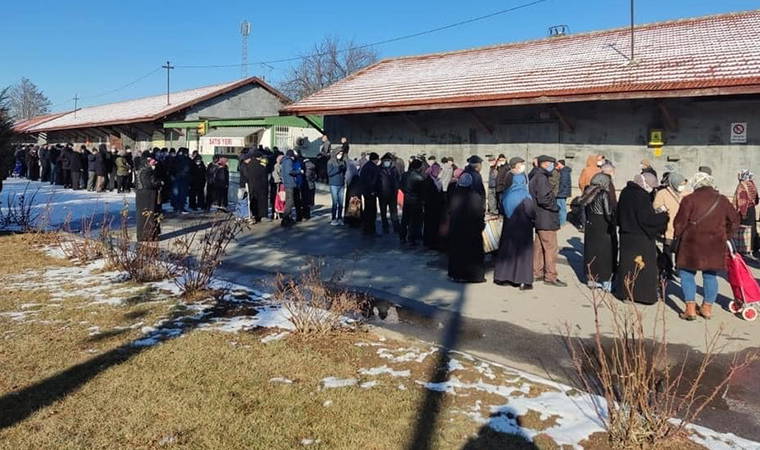 Dondurucu soğuğa rağmen yurttaşlar ucuz yağ kuyruğu oluşturdu