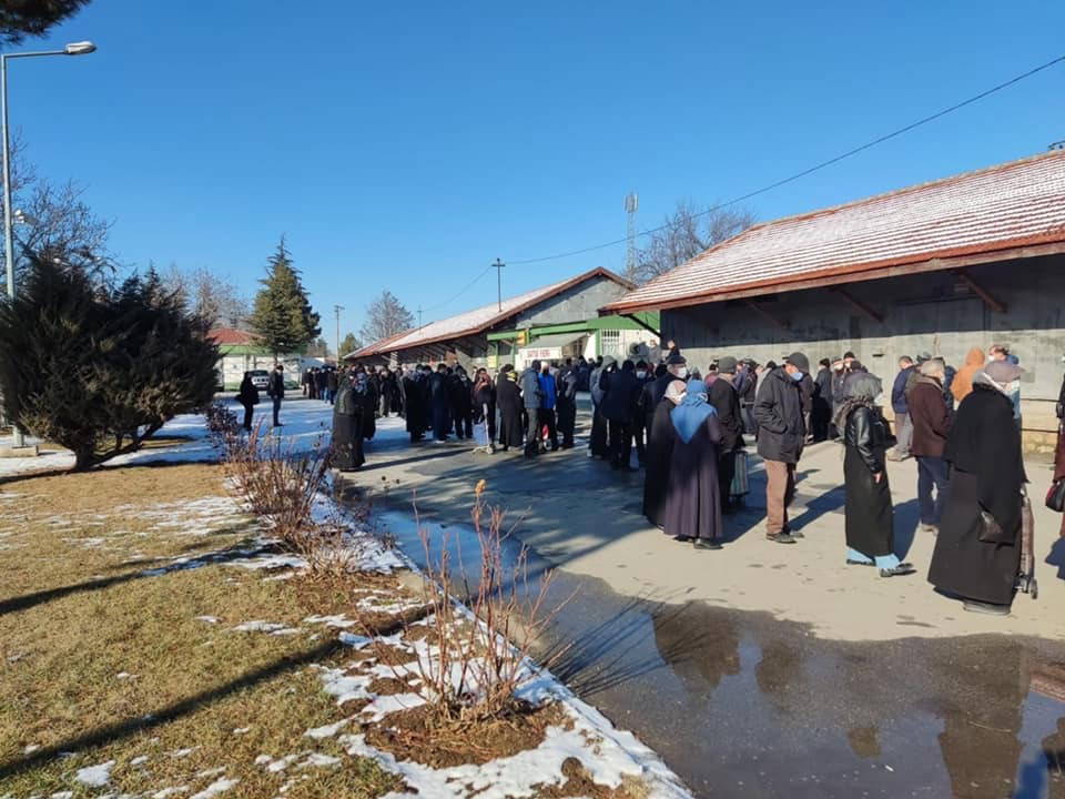 Dondurucu soğuğa rağmen yurttaşlar ucuz yağ kuyruğu oluşturdu