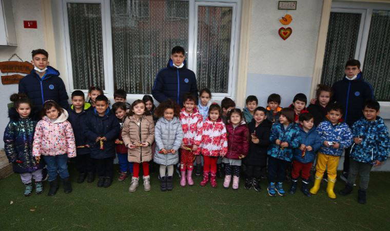 Fenerbahçeli futbolcular Ahmet Çalık anısına çikolata dağıttı