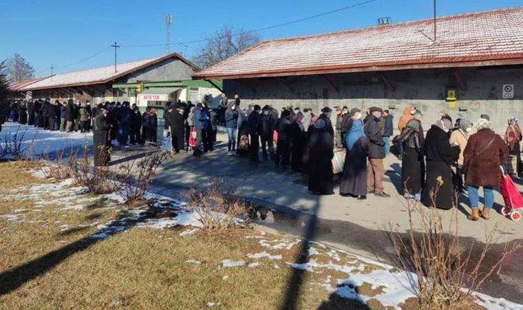 Dondurucu soğuğa rağmen yurttaşlar ucuz yağ kuyruğu oluşturdu