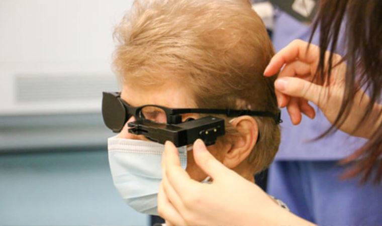 88 yaşındaki kadın, biyonik göz takılan ilk Birleşik Krallık hastası oldu