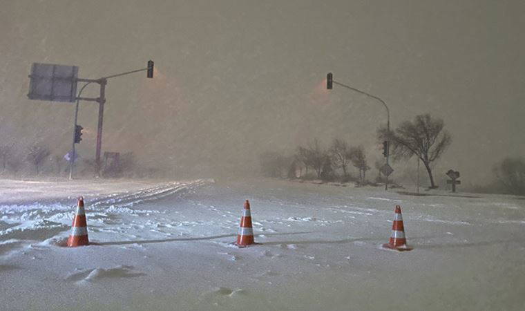 Konya'da kar nedeniyle kara yolları trafiğe kapatıldı